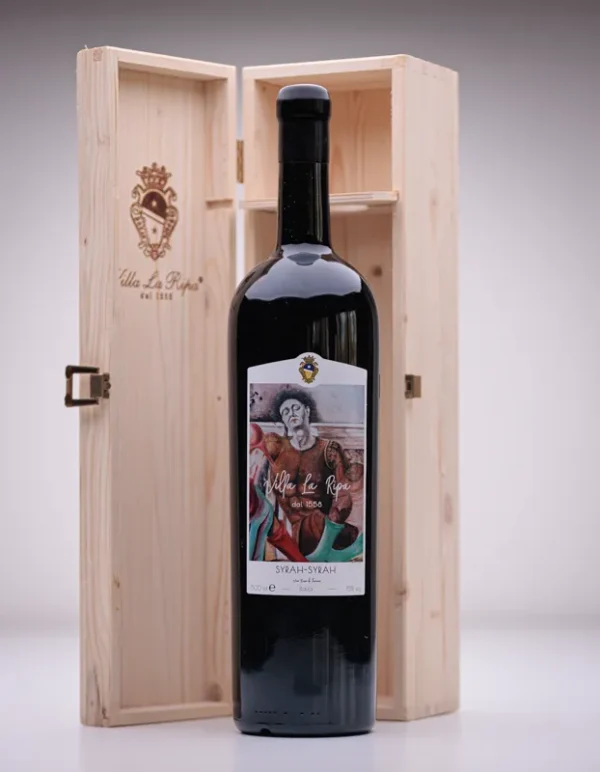 Große Syrah-Weinflasche in Holzkiste
