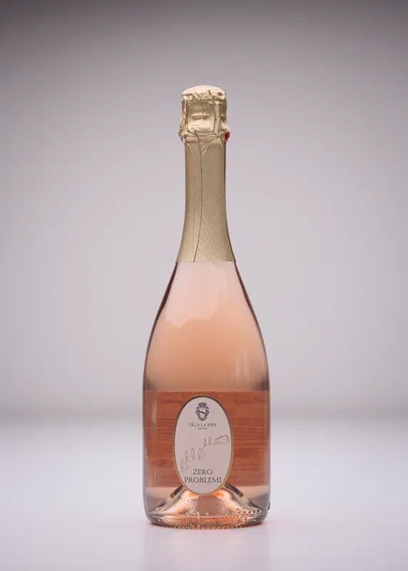 Flasche Rosé-Schaumwein mit goldenem Verschluss.